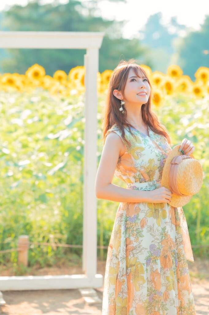 Yui-hatano-in-a-sunflower-field