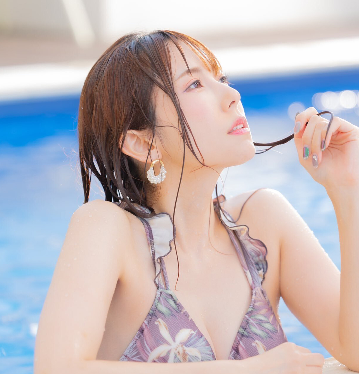 Yui-Hatano-by-the-pool
