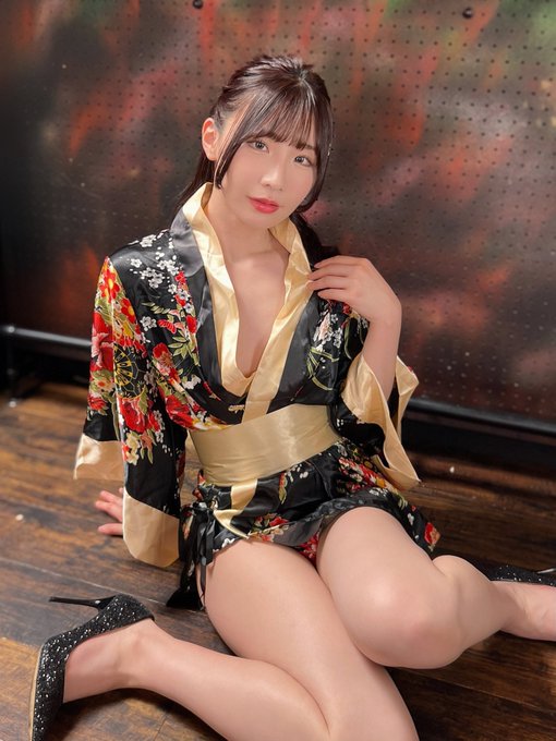 What a wonderful kimono design.